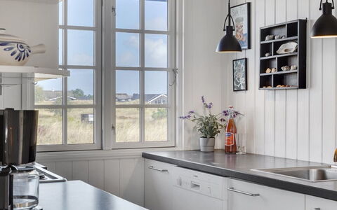 Aleksi - 500M from the Sea: Indretning, Køkken, Countertop, Møbel, Gulvbelægning, Cabinetry, Belysning, Hjem, Lysarmatur, Køkken Apparat