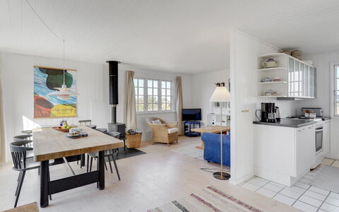Aleksi - 500M from the Sea: Møbel, Gulvbelægning, Indretning, Etage, Loft, Træ, Couch, Stol, Stue, Bord