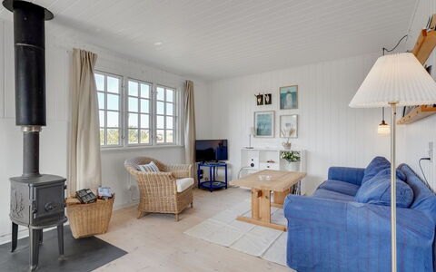 Aleksi - 500M from the Sea: Møbel, Loft, Indretning, Gulvbelægning, Etage, Hjem, Couch, Stue, Sommerhus, Trægulve
