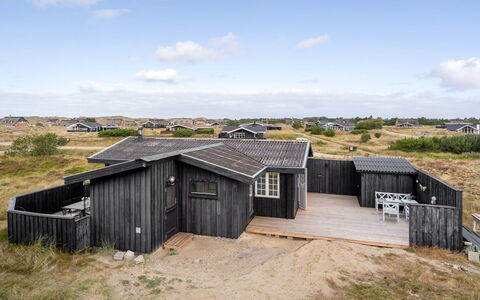 Aleksi - 500M from the Sea: Hus, Hjem, Tag, Boligområde, Sommerhus, Estate, Stuehus, Lawn, Landscaping, Sidespor