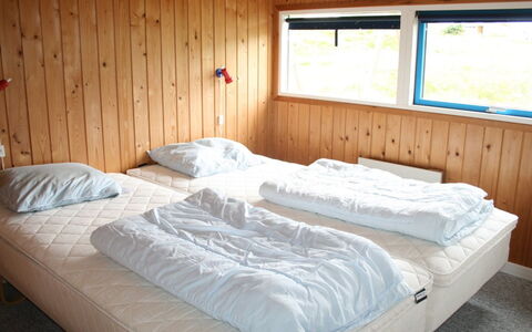Uma - 400M from the Sea: Seng, Soveværelse, Sengetøj, Træ, Sengetøj, Indretning, Loft, Møbel, Etage, Bed Frame