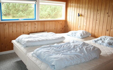 Uma - 400M from the Sea: Seng, Soveværelse, Sengetøj, Træ, Sengetøj, Indretning, Loft, Gulvbelægning, Etage, Bed Frame
