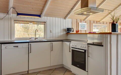Uma - 400M from the Sea: Køkken, Gulvbelægning, Træ, Køkken Apparat, Loft, Indretning, Countertop, Etage, Større Bandage, Cabinetry