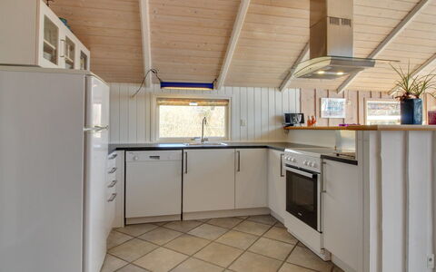 Uma - 400M from the Sea: Køkken, Gulvbelægning, Træ, Countertop, Loft, Indretning, Større Bandage, Køkken Apparat, Etage, Cabinetry
