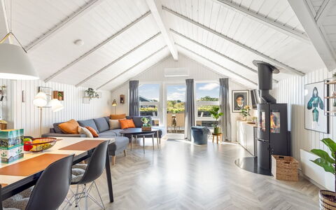 Skyler - 1Km from the Sea: Træ, Indretning, Loft, Møbel, Gulvbelægning, Hjem, Etage, Stue, Trægulve, Stol