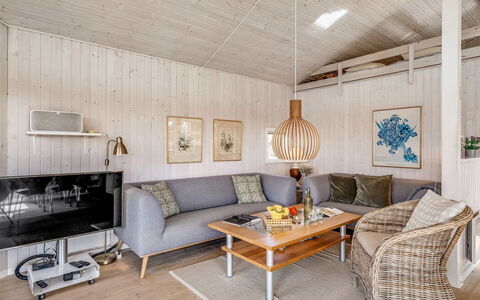 Ferdine - 1.5Km from the Sea: Indretning, Gulvbelægning, Træ, Møbel, Loft, Etage, Couch, Stue, Lysarmatur, Belysning