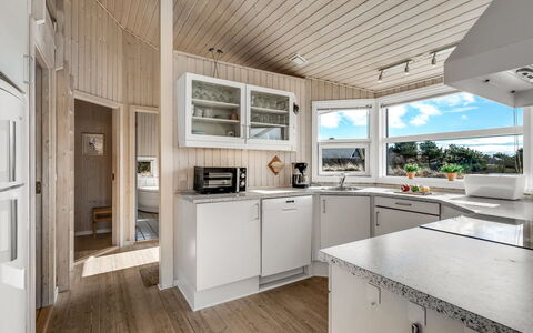 Ferdine - 1.5Km from the Sea: Træ, Loft, Indretning, Hjem, Hårdttræ, Bejdse, Lysarmatur, Countertop, Køkken, Design