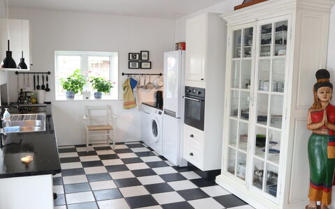 Fridoline - 150M from the Sea: Gulvbelægning, Køkken, Indretning, Etage, Køkken Apparat, Cabinetry, Større Bandage, Countertop, Møbel, Husholdningsapparat