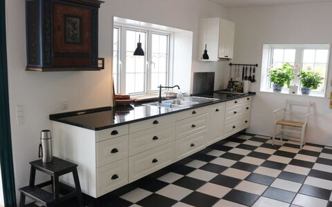 Fridoline - 150M from the Sea: Gulvbelægning, Køkken, Træ, Cabinetry, Etage, Countertop, Indretning, Skuffe, Køkken Apparat, Skab