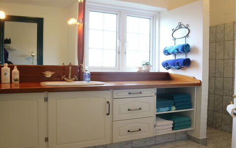 Fridoline - 150M from the Sea: Indretning, Sanitærarmatur, Gulvbelægning, Håndvask, Badeværelsesvask, Tap, Badeværelsesskab, Cabinetry, Countertop, Badeværelse