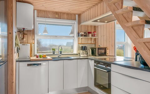 Casandra - 600M from the Sea: Køkken, Køkken Apparat, Træ, Større Bandage, Gulvbelægning, Indretning, Etage, Loft, Værelse, Countertop
