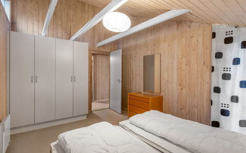 Casandra - 600M from the Sea: Indretning, Væg, Gulvbelægning, Møbel, Soveværelse, Etage, Træ, Loft, Seng, Belysning