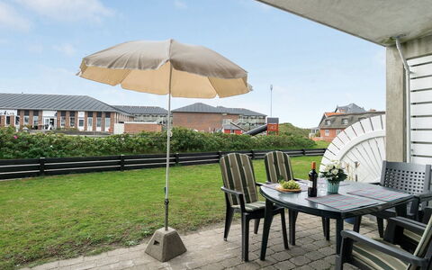 Iliane - 100M from the Sea: Busk, Urban Design, Bunddække, Mursten, Lejlighed, Estate, Murværk, Altan, Landscaping