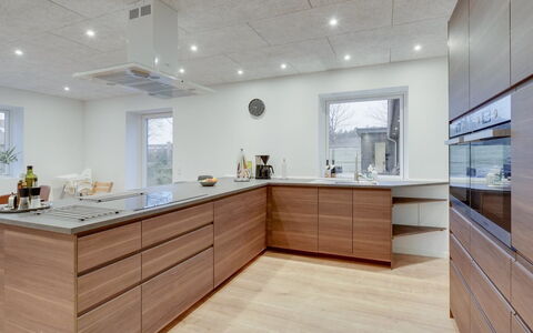 Christiern - 4.5Km from the Sea: Gulvbelægning, Indretning, Trægulve, Etage, Træ, Countertop, Køkken, Møbel, Cabinetry, Loft