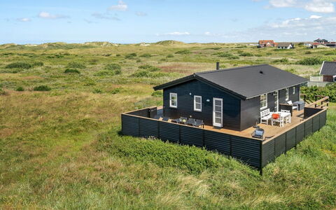 Ortwin - 300M from the Sea: Græs, Hus, Tag, Hjem, Sommerhus, Busk, Land Lot, Landdistrikt, Stuehus, Bunddække
