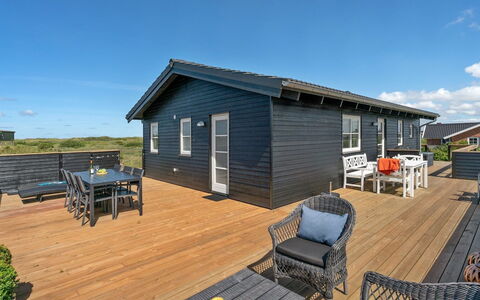 Ortwin - 300M from the Sea: Græs, Hus, Tag, Hjem, Sommerhus, Busk, Land Lot, Landdistrikt, Stuehus, Bunddække