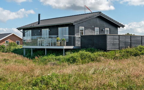 Ortwin - 300M from the Sea: Græs, Hus, Tag, Hjem, Sommerhus, Busk, Land Lot, Landdistrikt, Stuehus, Bunddække