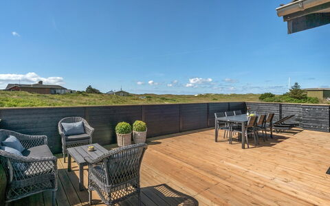 Ortwin - 300M from the Sea: Græs, Hus, Tag, Hjem, Sommerhus, Busk, Land Lot, Landdistrikt, Stuehus, Bunddække