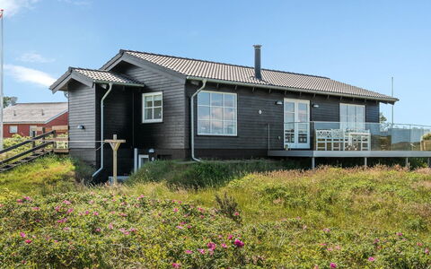 Ortwin - 300M from the Sea: Græs, Hus, Tag, Hjem, Sommerhus, Busk, Land Lot, Landdistrikt, Stuehus, Bunddække