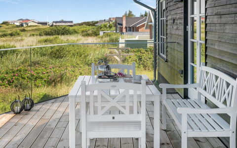 Ortwin - 300M from the Sea: Græs, Hus, Tag, Hjem, Sommerhus, Busk, Land Lot, Landdistrikt, Stuehus, Bunddække