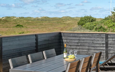Ortwin - 300M from the Sea: Græs, Hus, Tag, Hjem, Sommerhus, Busk, Land Lot, Landdistrikt, Stuehus, Bunddække