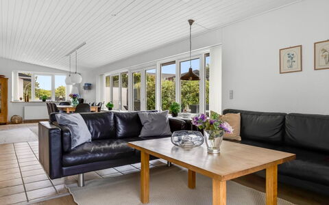 Kita - 500M from the Sea: Couch, Indretning, Gulvbelægning, Møbel, Træ, Etage, Loft, Stue, Hjem