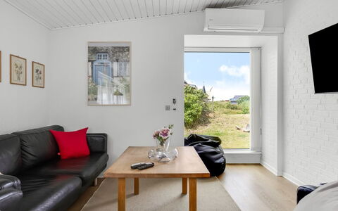 Kita - 500M from the Sea: Væg, Gulvbelægning, Couch, Indretning, Etage, Møbel, Loft, Stue, Værelse, Hjem
