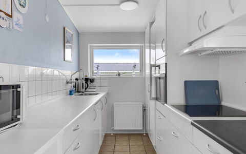 Kita - 500M from the Sea: Køkken, Større Bandage, Countertop, Køkken Apparat, Gulvbelægning, Indretning, Etage, Cabinetry, Loft, Håndvask