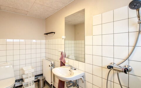 Kita - 500M from the Sea: Sanitærarmatur, Væg, Gulvbelægning, Badeværelsesvask, Etage, Badeværelse, Indretning, Håndvask, Toilet, Toiletbræt