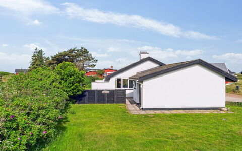 Kita - 500M from the Sea: Græs, Hus, Tag, Hjem, Boligområde, Sky, Sommerhus, Land Lot, Hældning, Estate
