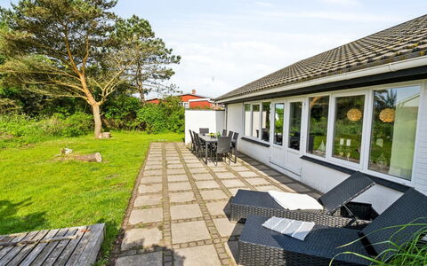 Kita - 500M from the Sea: Træ, Sommerhus, Hårdttræ, Planke, Bejdse, Garden Bygninger, Design, Gård, Bjælkehytte, Backyard