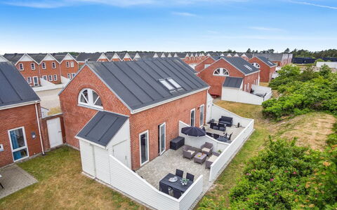 Withulf - 2.3Km from the Sea: Møbel, Indretning, Stol, Gulvbelægning, Bord, Udvej, Etage, Loft, Værelse, Eco Hotel