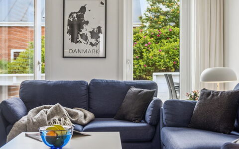 Withulf - 2.3Km from the Sea: Møbel, Indretning, Stol, Gulvbelægning, Bord, Udvej, Etage, Loft, Værelse, Eco Hotel