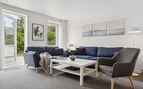 Withulf - 2.3Km from the Sea: Møbel, Indretning, Stol, Gulvbelægning, Bord, Udvej, Etage, Loft, Værelse, Eco Hotel