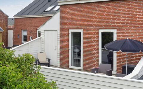 Withulf - 2.3Km from the Sea: Møbel, Indretning, Stol, Gulvbelægning, Bord, Udvej, Etage, Loft, Værelse, Eco Hotel