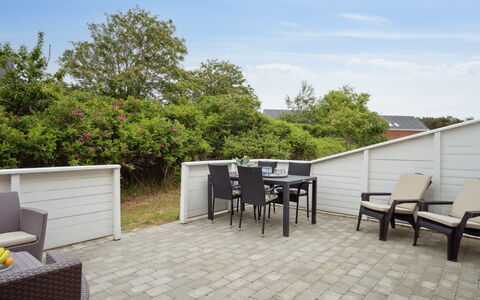 Withulf - 2.3Km from the Sea: Møbel, Indretning, Stol, Gulvbelægning, Bord, Udvej, Etage, Loft, Værelse, Eco Hotel