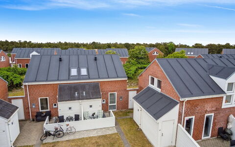 Withulf - 2.3Km from the Sea: Møbel, Indretning, Stol, Gulvbelægning, Bord, Udvej, Etage, Loft, Værelse, Eco Hotel