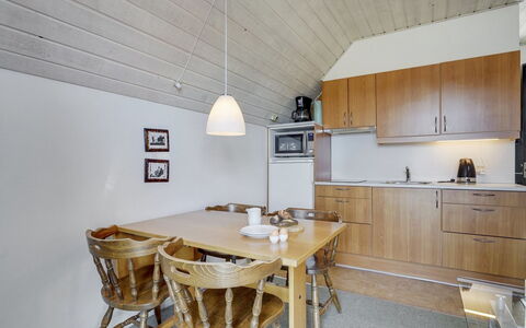 Otto - 2.3Km from the Sea: Gulvbelægning, Indretning, Etage, Møbel, Træ, Loft, Lysarmatur, Værelse, Køkken, Trægulve