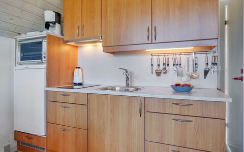 Fraja - 2.3Km from the Sea: Håndvask, Køkkenvask, Køkken, Cabinetry, Sanitærarmatur, Træ, Countertop, Indretning, Tap, Gulvbelægning