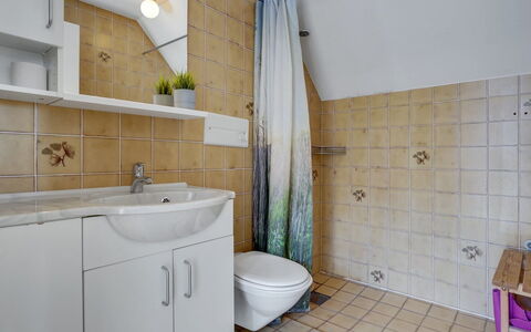 Fraja - 2.3Km from the Sea: Badeværelse, Sanitærarmatur, Gulvbelægning, Håndvask, Indretning, Etage, Badeværelsesvask, Tap, Vvs, Flise