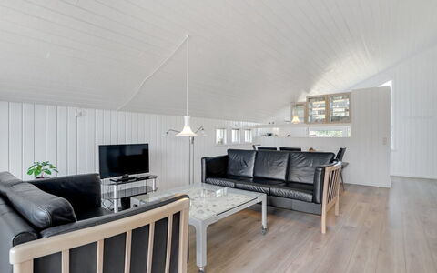 Thera - 2.8Km from the Sea: Gulvbelægning, Loft, Træ, Indretning, Møbel, Etage, Hjem, Værelse, Stue, Couch