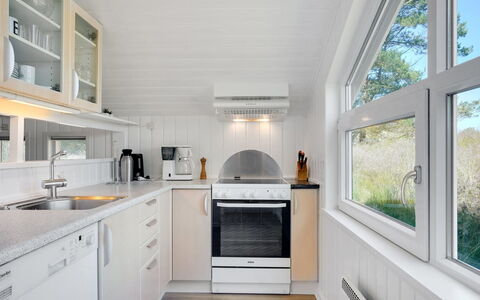 Thera - 2.8Km from the Sea: Træ, Indretning, Loft, Køkken, Gulvbelægning, Countertop, Køkken Apparat, Belysning, Lysarmatur, Etage
