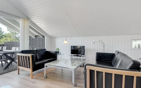 Thera - 2.8Km from the Sea: Træ, Indretning, Loft, Gulvbelægning, Møbel, Etage, Hjem, Stue, Couch, Værelse