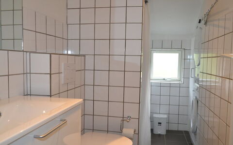Thera - 2.8Km from the Sea: Væg, Sanitærarmatur, Gulvbelægning, Etage, Indretning, Badeværelse, Vvs, Flise, Håndvask, Tap