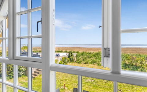 Narvik - 4.5Km from the Sea: Bygning, Hus, Vindue, Hjem, Tag, Boligområde, Busk, Sommerhus, Land Lot
