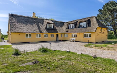 Narvik - 4.5Km from the Sea: Bygning, Hus, Vindue, Hjem, Tag, Boligområde, Busk, Sommerhus, Land Lot