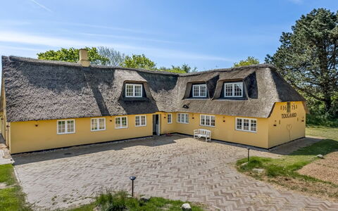 Narvik - 4.5Km from the Sea: Bygning, Hus, Vindue, Hjem, Tag, Boligområde, Busk, Sommerhus, Land Lot