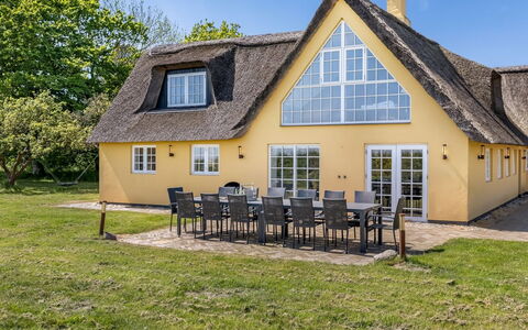 Narvik - 4.5Km from the Sea: Bygning, Hus, Vindue, Hjem, Tag, Boligområde, Busk, Sommerhus, Land Lot