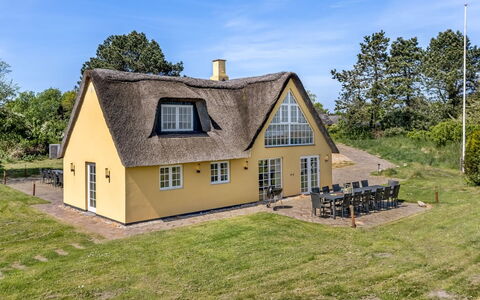 Narvik - 4.5Km from the Sea: Bygning, Hus, Vindue, Hjem, Tag, Boligområde, Busk, Sommerhus, Land Lot