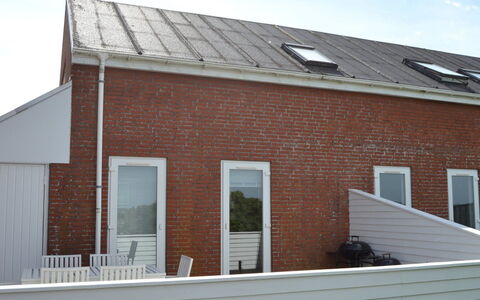 Anke - 500M from the Sea: Møbel, Indretning, Stol, Gulvbelægning, Bord, Udvej, Etage, Loft, Værelse, Eco Hotel